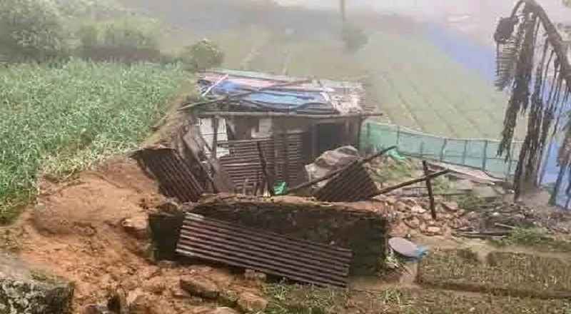 கடும் மழையால் சரிந்து விழுந்த கற்பாறைகள்: 47 பேர் இடம்பெயர்வு!