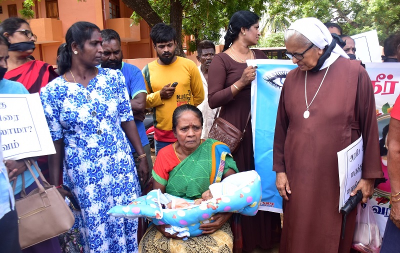 மன்னாரில் சிந்துஜாவின் மரணத்திற்கு  நீதி கோரி  கைக் குழந்தையுடன் போராட்டம்!