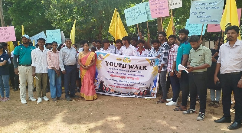 கிளிநொச்சியில் இளைஞர் சம்மேளனத்தால் இளைஞர் நடை பேரணி!