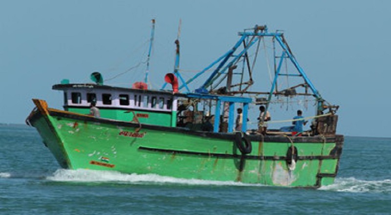 இலங்கை கடற்படை அட்டூழியம்........ 8 பேர் கைது !