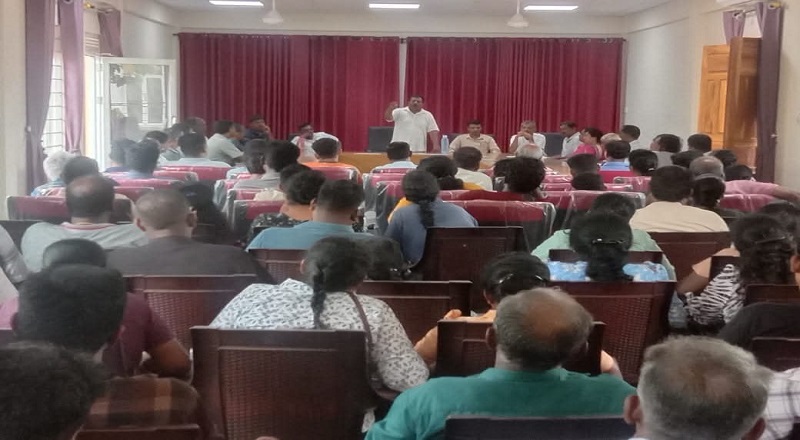 கிளிநொச்சி சேவைச் சந்தை வியாபாரிகளுடன் சிநேகபூர்வ கலந்துரையாடல்!