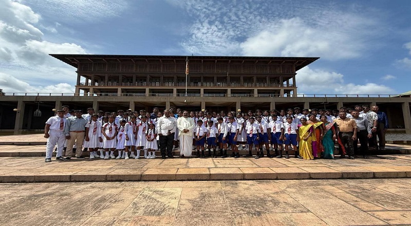 கிளிநொச்சி ஊற்றுப்புலம் தமிழ்க் கலவன் பாடசாலை மாணவர்கள் பாராளுமன்றத்தினை பார்வையிட்டனர்!