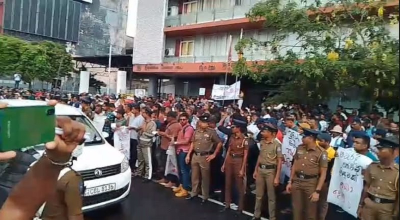 போக்குவரத்து நெரிசல் - மின்சார சபை ஊழியர்களின் பணிப்புறக்கணிப்பு......