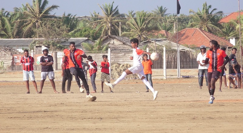 மன்னார் பனங்கட்டுகொட்டு புனித சூசையப்பர் விளையாட்டுக் கழகத்தின் ஏற்பாட்டில் இடம்பெற்ற உதைபந்தாட்ட இறுதி போட்டி ....