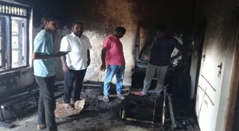 மட்டக்களப்பில் பிரதேச சபை உறுப்பினர் வீடு தீ வைத்து எரிப்பு!