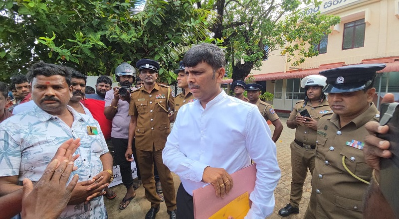 பருத்தித்துறை நகரசபைக்கு எதிராக கொட்டடி மக்கள் போராட்டம்!!!