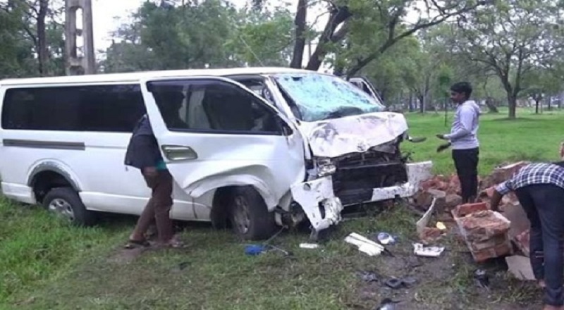 ரி20 கிரிக்கெட் பார்க்கச் சென்ற வேன் விபத்து.! 5 பேர் காயம்