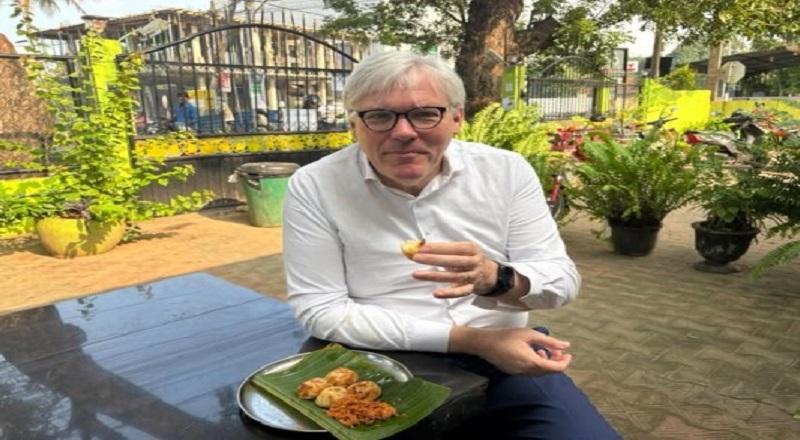 யாழ். 'அம்மாச்சி' உணவகத்தில் குண்டு தோசை சாப்பிட்ட பிரித்தானிய தூதுவர்..