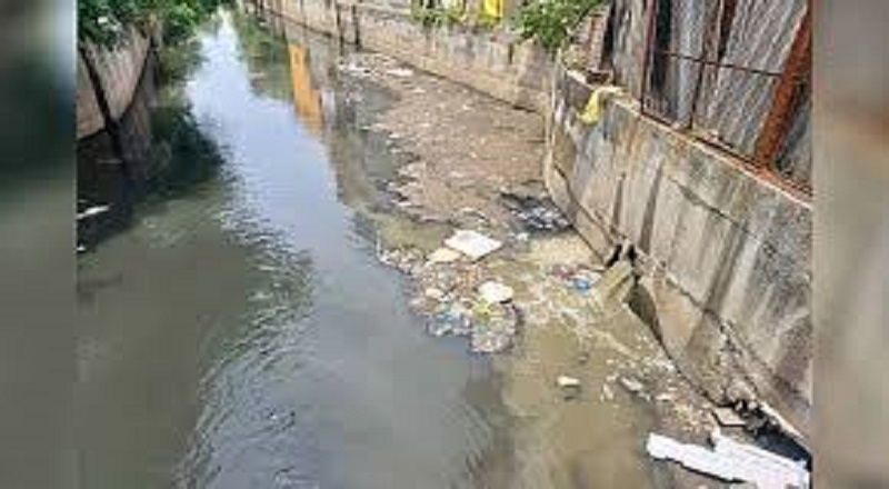 களுவாஞ்சிக்குடி பொதுச்சந்தைக்கு முன்னால் வடிகான் இடிந்து விழும் அபாயம் -  மக்கள் கோரிக்கை!