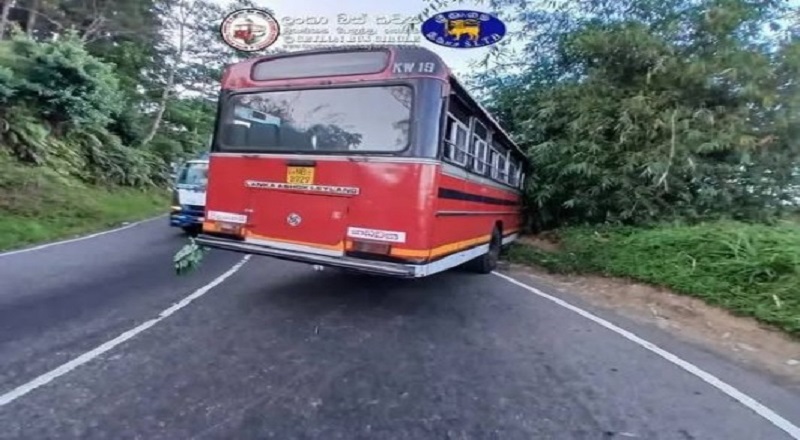 மண்மேட்டில் மோதிய பேருந்து; அதிர்ஷ்டவசமாக தப்பிய பயணிகள்!