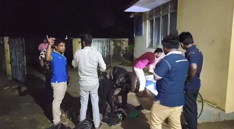 மாவட்ட அனர்த்த முகாமைத்துவ உதவிப்பணிப்பாளரின் ஒழுங்குபடுத்தலுக்கமைய  கிளிநொச்சி மகா வித்தியாலயத்தில் குளவிக்கூடு   அகற்றம் .