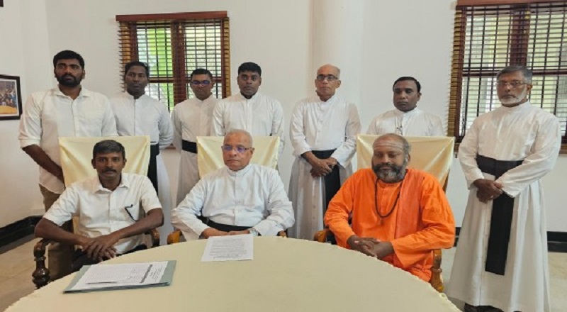 “புதுசும் வேண்டாம் பழசும் வேண்டாம்" எனும் தொனிப்பொருளில் கையொழுத்து போராட்டம்!