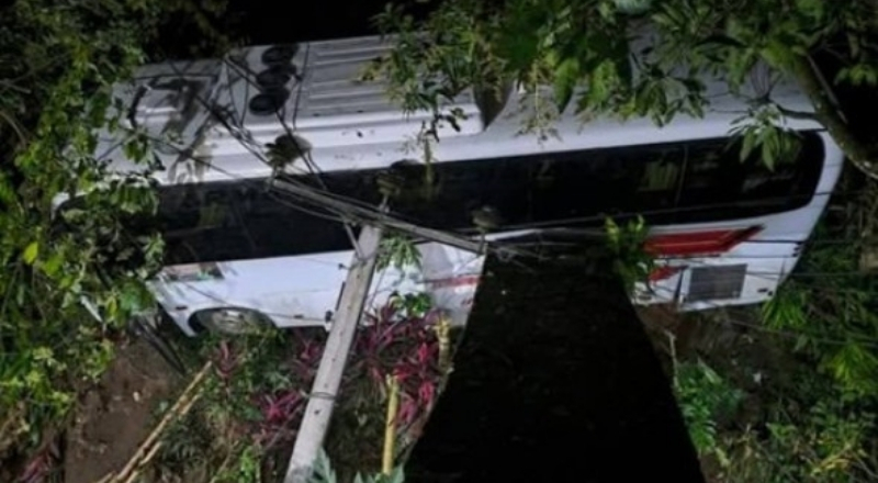 காத்திருந்த பயணிகள் மீது மோதிய பேருந்து.!பலியான தாய்