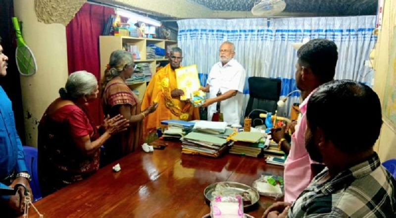 யாழில் முன்னாள் அமைச்சரால் கௌரவிக்கப்பட்ட உள்ளூர் கலைஞர்!