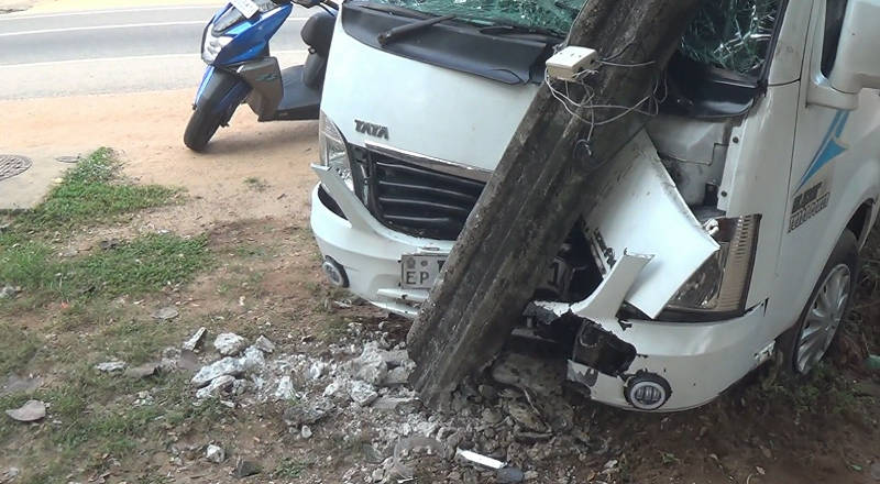 பட்டா ரக வாகனம் மின் கம்பத்தில் மோதி பாரிய விபத்து!