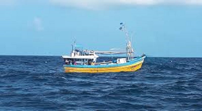 ஆயுதங்கள், போதைப்பொருட்களுடன் படகு சிக்கியது!