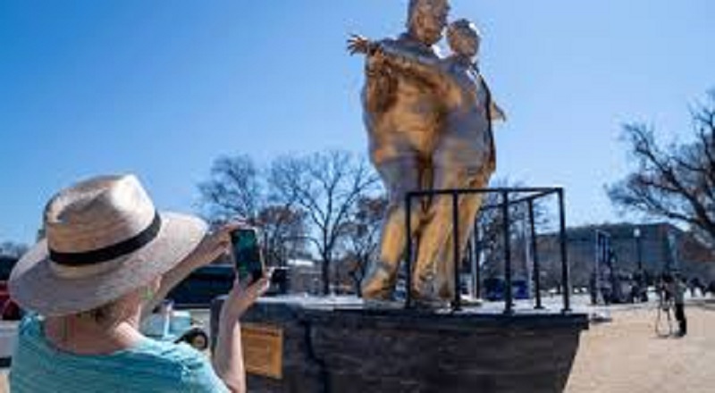 டைட்டானிக் பாணியில் ட்ரம்ப் - எப்ஸ்டீன் சிலை!!