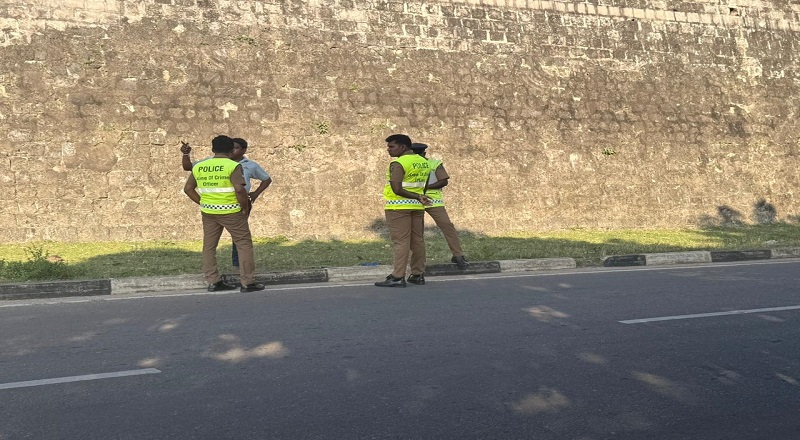 பண்ணையில் மோட்டார் சைக்கிளில் சென்ற இளைஞன் மீது வாள்வீச்சு - கவலைக்கிடமான நிலையில் அனுமதி.