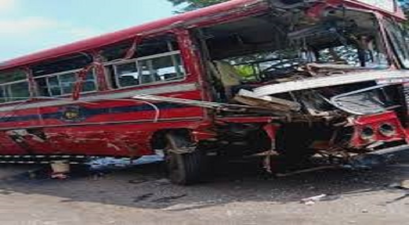 ஹம்பாந்தோட்டையில் கோர விபத்து: அரச பேருந்துடன் மோதியது பெக்கோ இயந்திரம்!