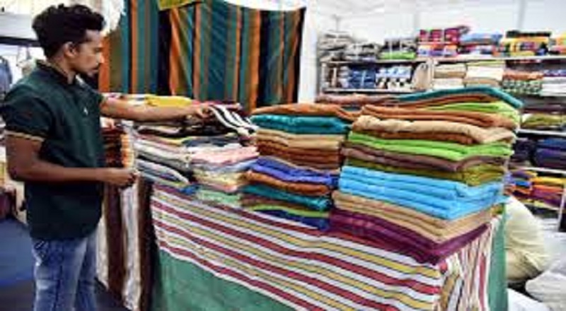 வாடிக்கையாளர் போல வந்து கைவரிசை: ஹக்மனை ஆடையகத்தில் துணிகள் திருட்டு!