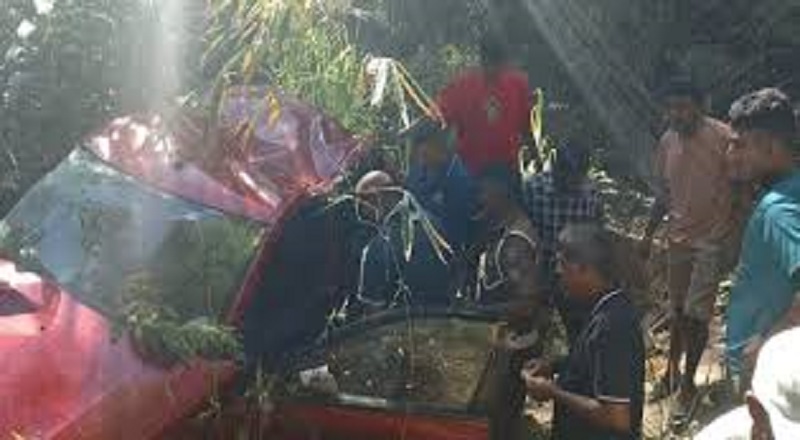 300 அடி பள்ளத்தில் பாய்ந்த சிற்றூந்து : ஒருவர் பலி!!