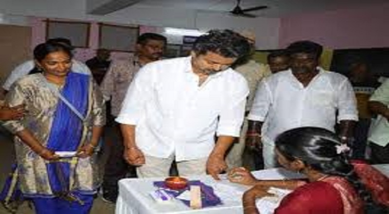 வாக்குப்பதிவு நேரத்தை 8 மணி வரை நீடிக்க வேண்டும்: தேர்தல் ஆணையத்திற்கு விஜய் கடிதம்!