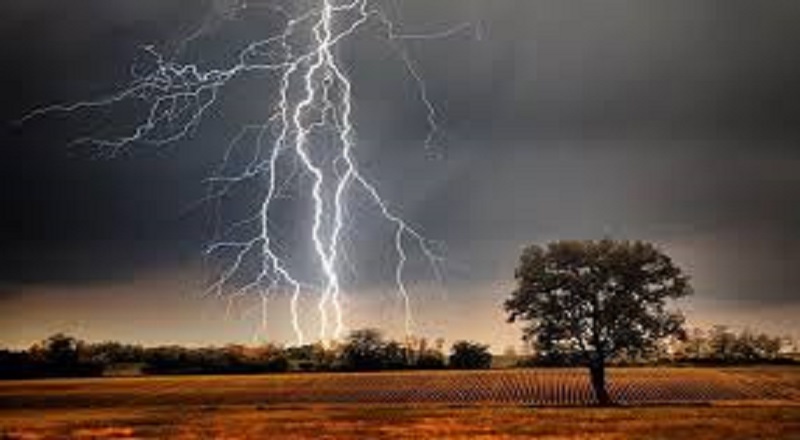 மின்னல் அபாயம் - பொதுமக்களுக்கு வானிலை ஆய்வு மையம் விடுத்துள்ள அவசர எச்சரிக்கை.