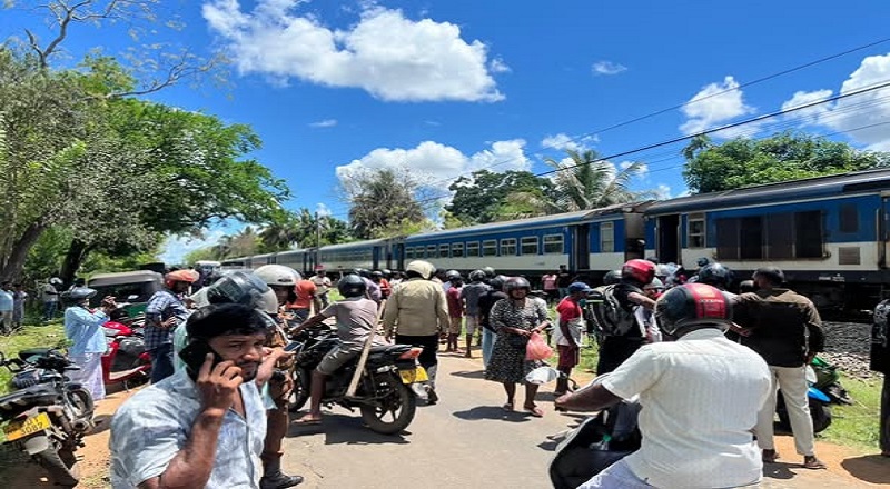 யாழ் நோக்கிச் சென்ற ரயிலுடன் முச்சக்கரவண்டி மோதி விபத்து: சாரதி படுகாயம்!