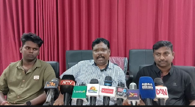 தீபச்செல்வன் உள்ளிட்ட எழுத்தாளர்களின் நூல்களை விடுவிக்கக் கோரி கிளிநொச்சியில் ஆர்ப்பாட்டம்.