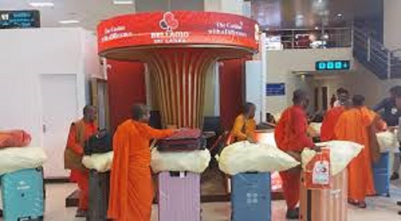 பிக்குகள் வெளிநாடு செல்ல மீண்டும் கடும் கட்டுப்பாடுகள்? : மகா நாயக்க தேரர்கள் விடுத்த அவசர கோரிக்கை!