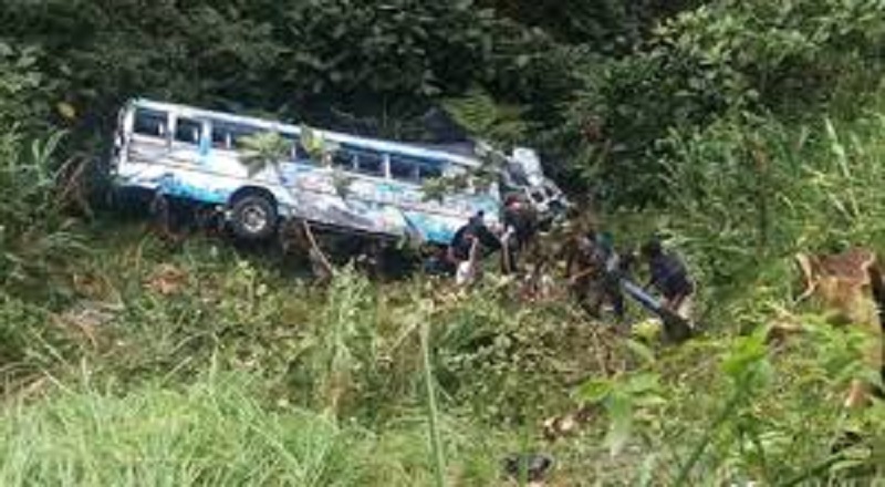 ஹட்டன் - டிக்கோயா வீதியில் தனியார் பேருந்து விபத்து: பலர் காயம்!