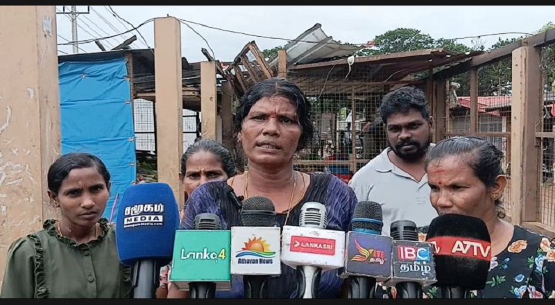 மினி சூறாவளியால் சிதைந்த பரந்தன் சந்தை: திருத்தப்படாத கூரைகள் - மழையில் நனையும் வியாபாரிகள்!