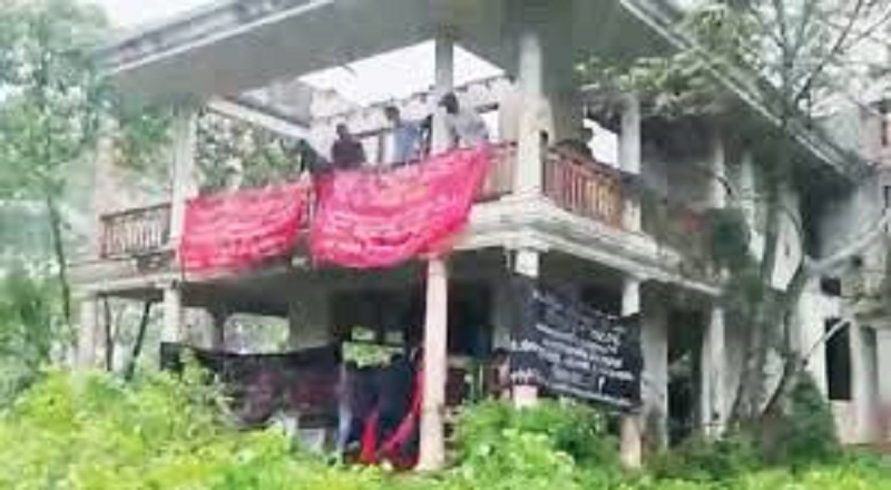 பசில் ராஜபக்சவுக்கு சொந்தமானது எனக் கூறப்படும் வீட்டில் பல்கலைக்கழக மாணவர்கள் தொடர் போராட்டம்