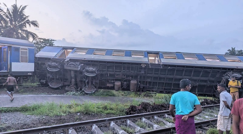 களனி - வனவசல இடையே ரயில் தடம் புரண்டது: பிரதான வழித்தட சேவைகள் பாதிப்பு!