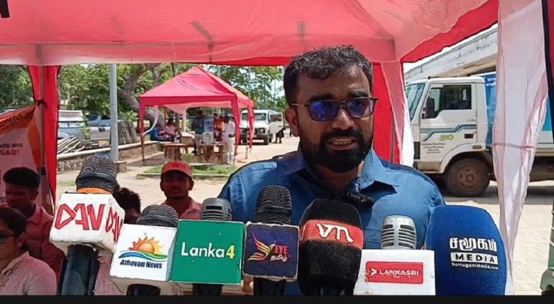 கிளிநொச்சி மத்திய கல்லூரி முன்பாக ஆரம்பமான விசேட நடைபவணி: பேருந்து நிலையம் வரை திரண்ட மக்கள்!
