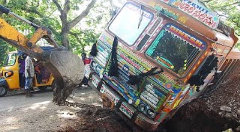 யாழ் - கண்டி வீதியில் பாரவூர்திகள் மோதி கொடூர விபத்து: இருவர் பரிதாப பலி!