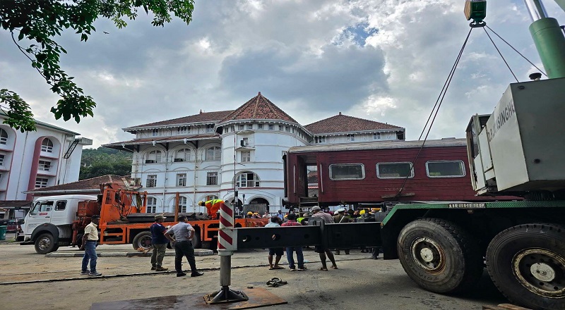 தண்டவாளம் இல்லை... வீதியில் வந்த ட்ரெய்ன் எஞ்சின்! கண்டியில் நடந்த வரலாற்று அதிசயம்!