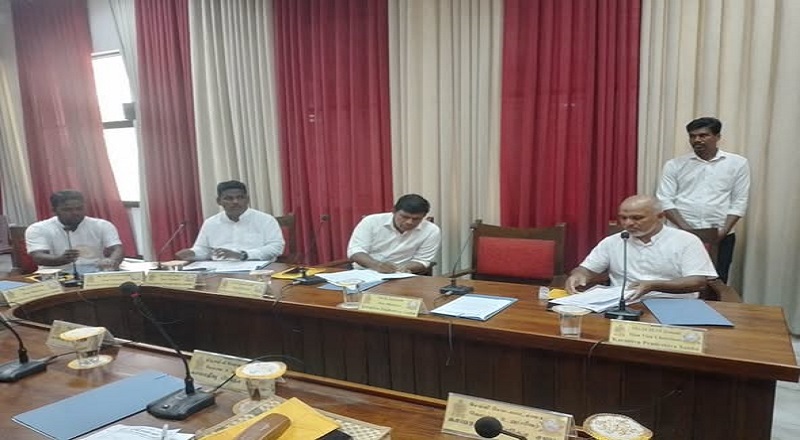 காரைதீவு வழக்குகளை கல்முனை நீதிமன்றத்திற்கு மாற்றுக: பிரதேச சபையில் தவிசாளர், உப தவிசாளர் கோரிக்கை!