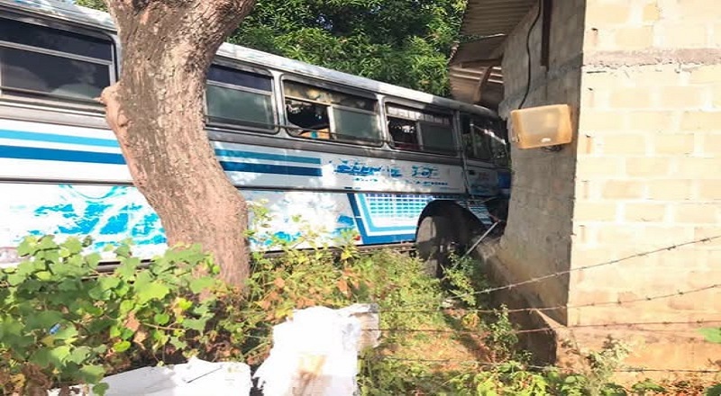 மூதூரில் பஸ் விபத்து: கட்டுப்பாட்டை இழந்து வீட்டின் மீது மோதியது!