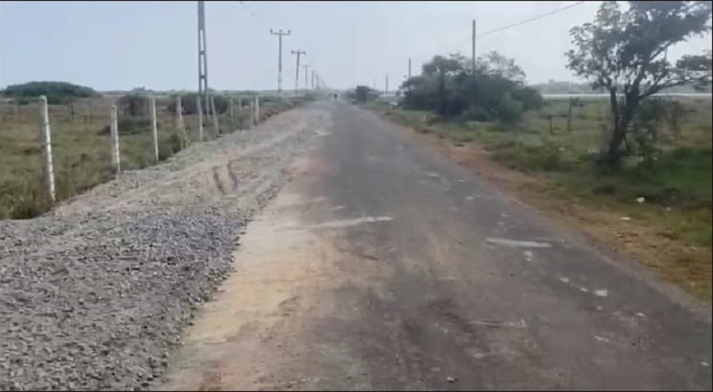 தொண்டமானாறு - அச்சுவேலி வீதிப் புனரமைப்பு: வீதியோரக் கழிவுகளால் பணியாளர்கள் கடும் அவதி!