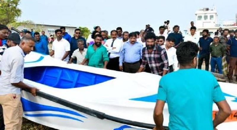 டித்வா புயலினால் பாதிக்கப்பட்ட கிளிநொச்சி  மீனவர்களுக்கு வலைகள் மற்றும் படகுகள்  வழங்கி வைக்கப்பட்டன.