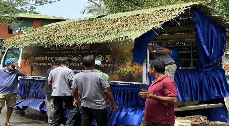 கதிர்காமம் நோக்கி பாதயாத்திரை பக்தர்களுக்கு இலவச இளநீர் வழங்கும் சேவை