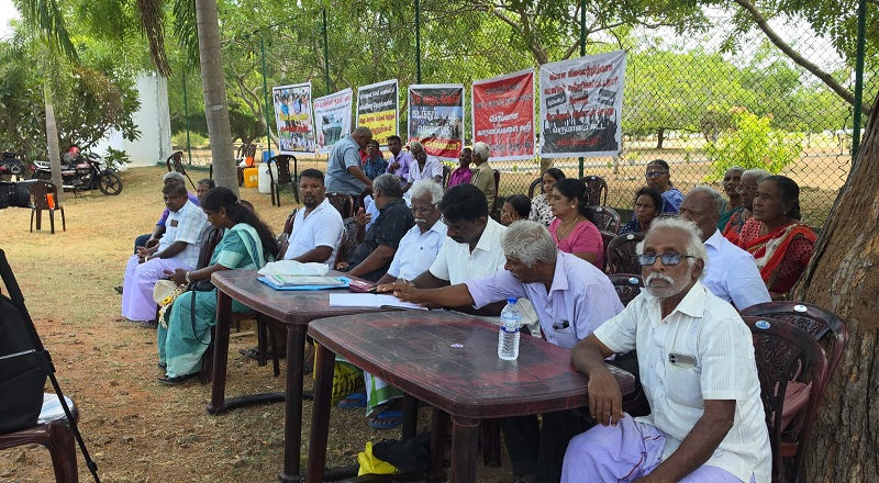 வலி. வடக்கு: காணிகளை விடுவிக்கக் கோரி 13வது வாரமாக இராணுவ பங்களா முன்னால் மக்கள் போராட்டம்!