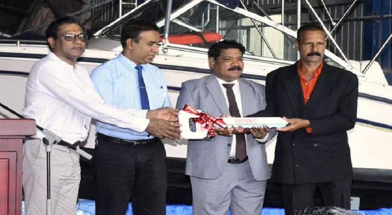 மொரிஷியஸுக்கு இலங்கையில் தயாரிக்கப்பட்ட நவீன மீன்பிடிப் படகு கையளிப்பு