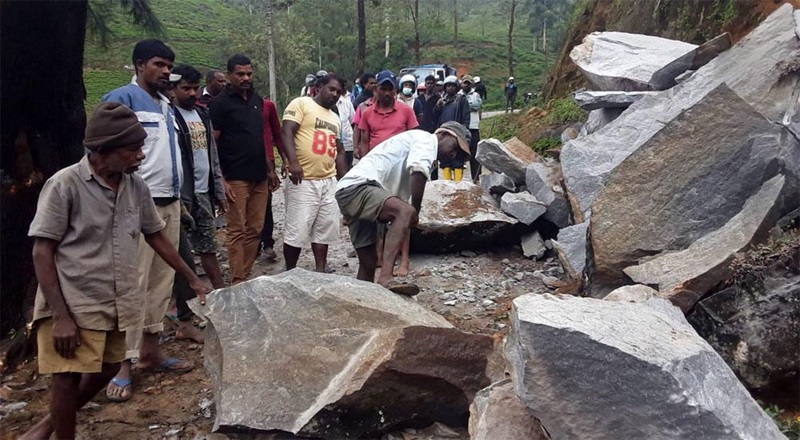 கடும் மழையால் ஹட்டன் – கொழும்பு பிரதான வீதியில் தாழிறங்கும் அபாயம்!