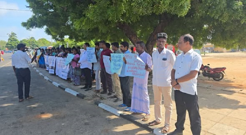 பூர்வீக நிலங்களை உடனடியாக விடுவிக்கக் கோரி மன்னாரில் கவனயீர்ப்பு போராட்டம்