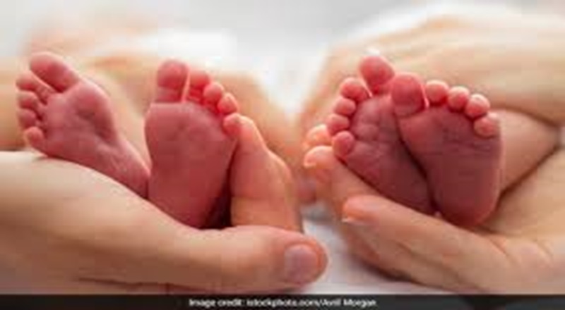 ஒரே பிரசவத்தில் இரு வேறு உயிரியல் பெற்றோரின் இரட்டைக் குழந்தைகள்!