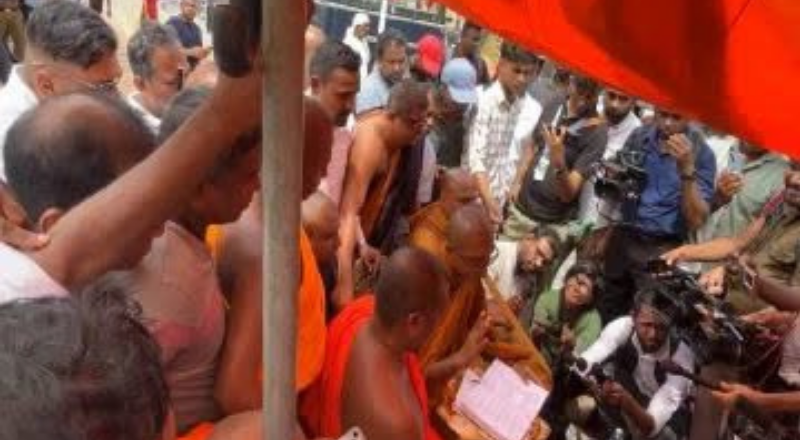 ஜனாதிபதி செயலகம் முன் பொலிஸார் அதிரடி நடவடிக்கை – பிக்குகளின் போராட்டக் கூடாரங்கள் அகற்றம்!