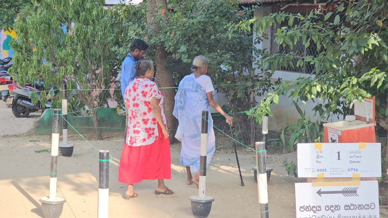 யாழ்  மாவட்டத்தில் சுமூகமான முறையில்  ஆரம்பமாகிய வாக்களிப்பு!