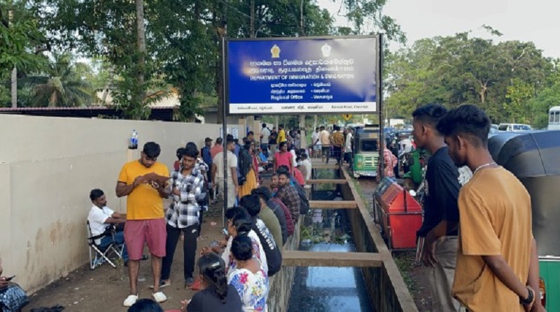 கடவுச்சீட்டு பெறுவதற்காக தொடர்ந்தும் இரவுபகலாக வரிசையில் நிற்கும் மக்கள்! வவுனியாவில் அவலம்